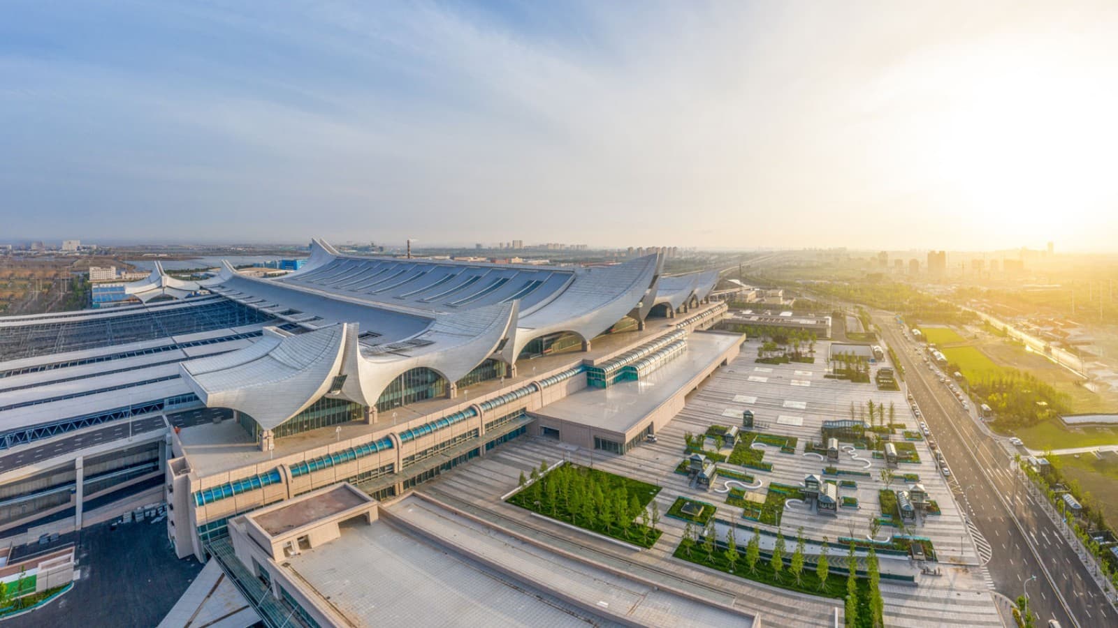Due onde grandi e otto onde più piccole: Stazione ferroviaria di Hongdao, Qingdao, Cina (© ingDESIGN Co., Ltd.) Due onde grandi e otto onde più piccole: Stazione ferroviaria di Hongdao, Qingdao, Cina (© ingDESIGN Co., Ltd.)