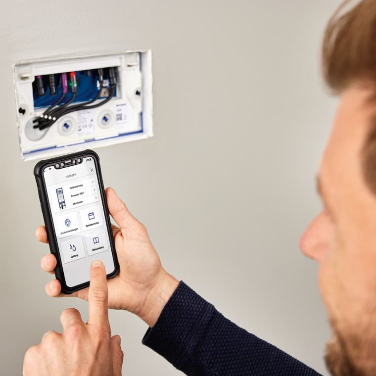 Installazione del dispositivo Geberit HS30 nella cassetta di risciacquo da incasso e gestione tramite l'app Geberit Control. (© Geberit) Installazione del dispositivo Geberit HS30 nella cassetta di risciacquo da incasso e gestione tramite l'app Geberit Control. (© Geberit)
